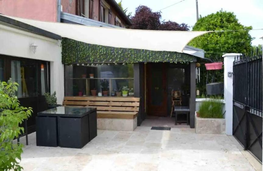 Esbly Leleka Hostel מראה חיצוני תמונה